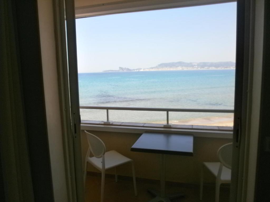 Au Tapis De Sable Otel Saint-Cyr-sur-Mer Oda fotoğraf